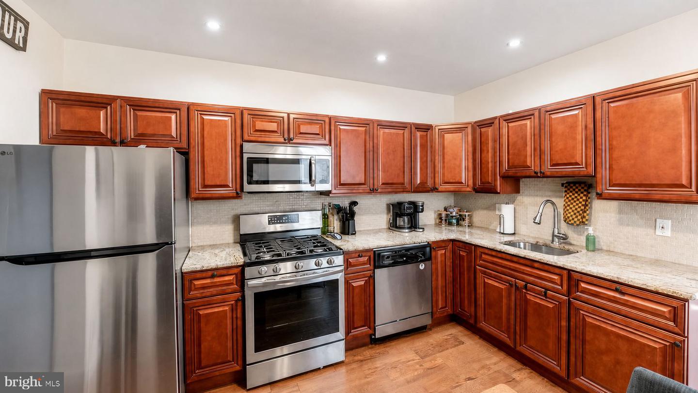 566 Martin St Property Photo 6