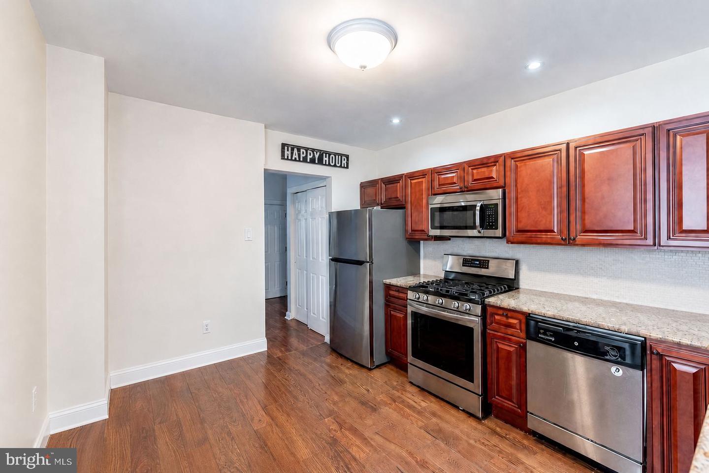 566 Martin St Property Photo 7