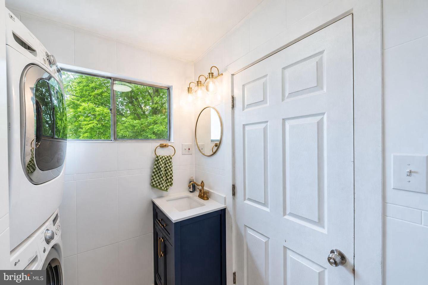 566 Martin St Property Photo 10