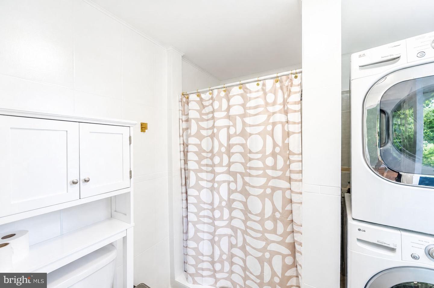 566 Martin St Property Photo 11