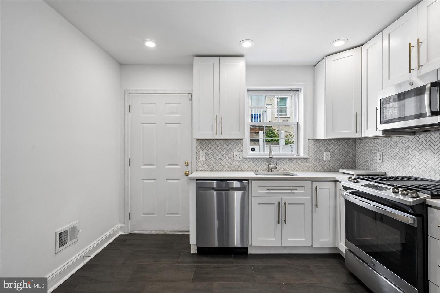 2211 Kimball St Property Photo 8