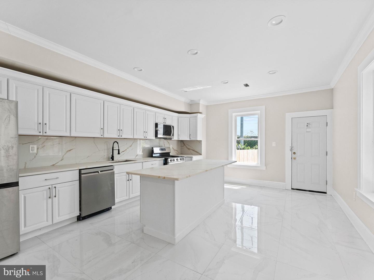 6046 Greenway Ave Property Photo 11