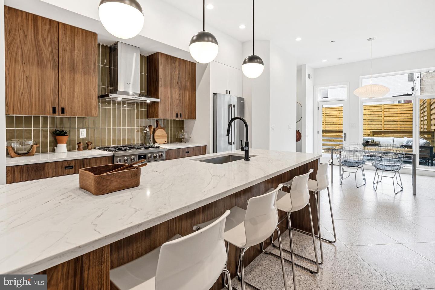 631 E Thompson St Property Photo 8