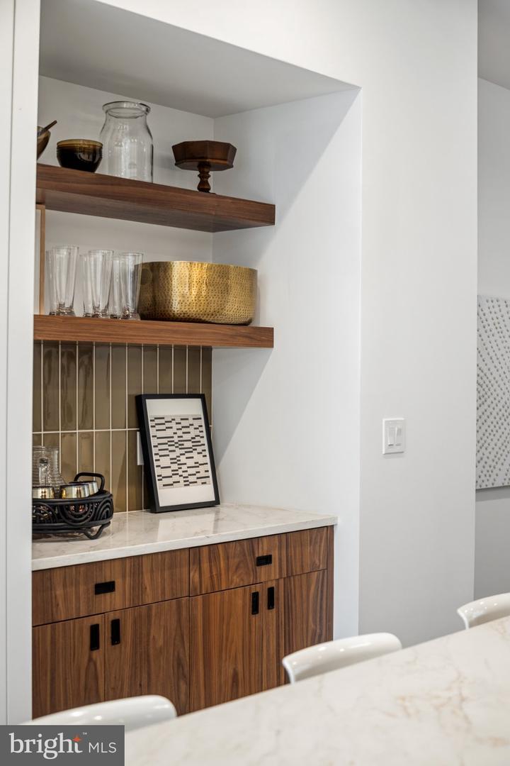 631 E Thompson St Property Photo 62