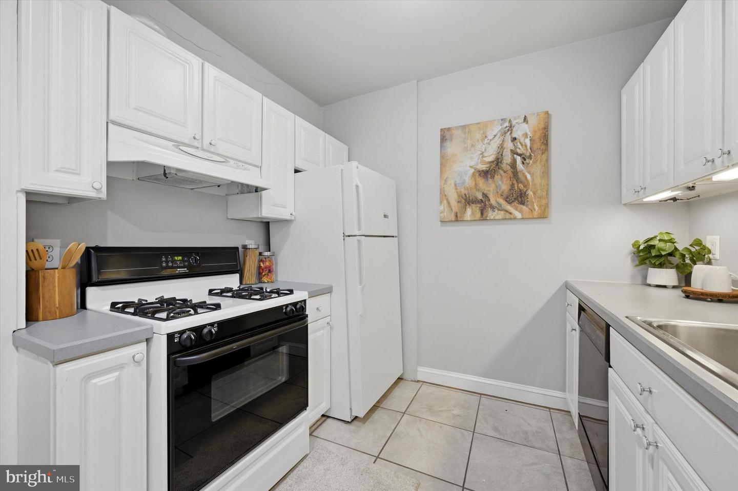 1127 Green St Property Photo 6