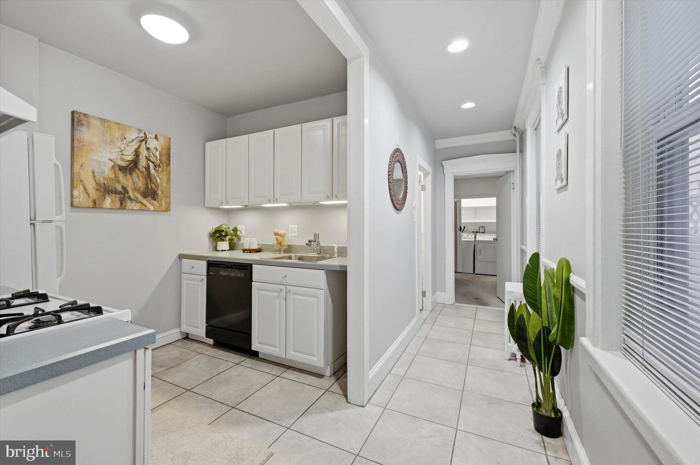 1127 Green St Property Photo 8