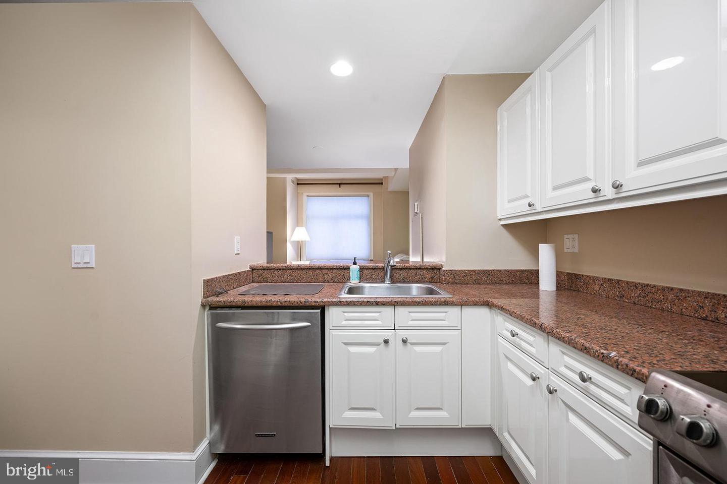 1500 Chestnut St #13e Property Photo 3