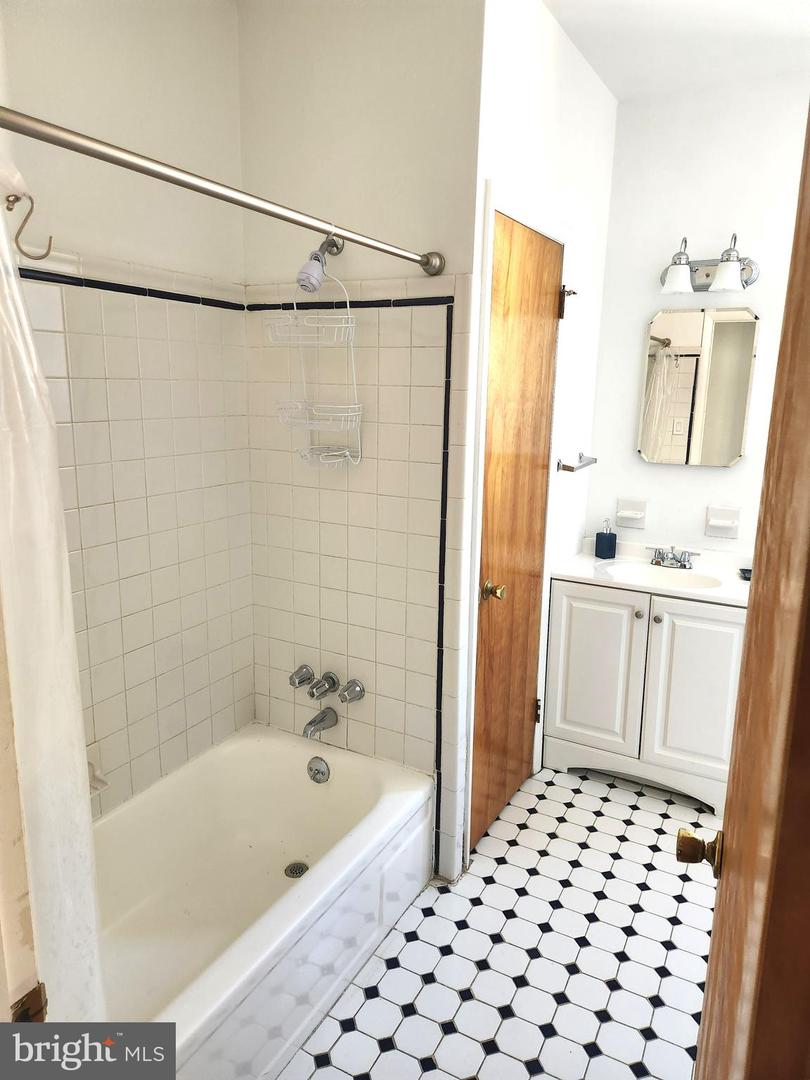 250 S 13th St #6a Property Photo 9