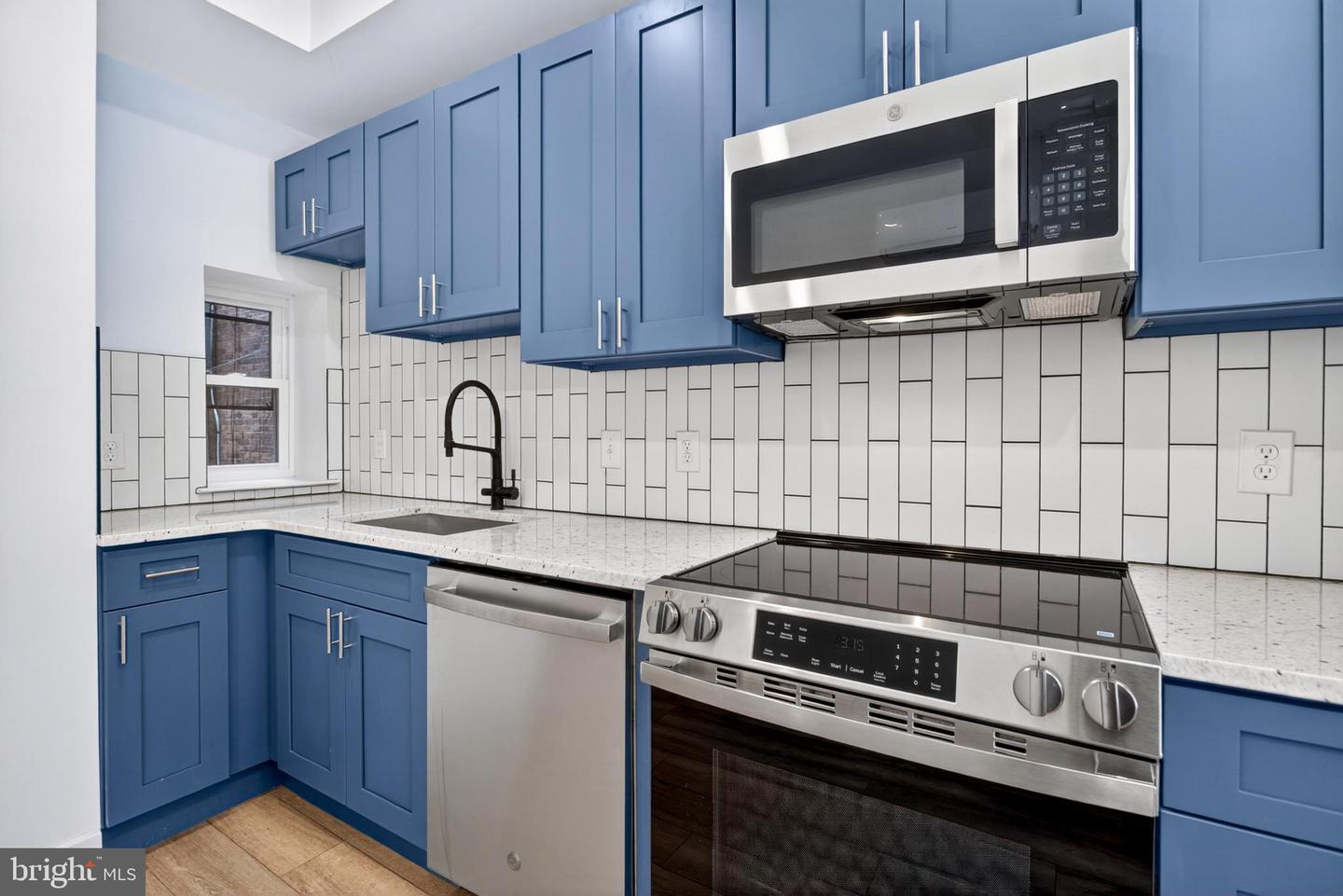 5121 Malcolm St #a Property Photo 3