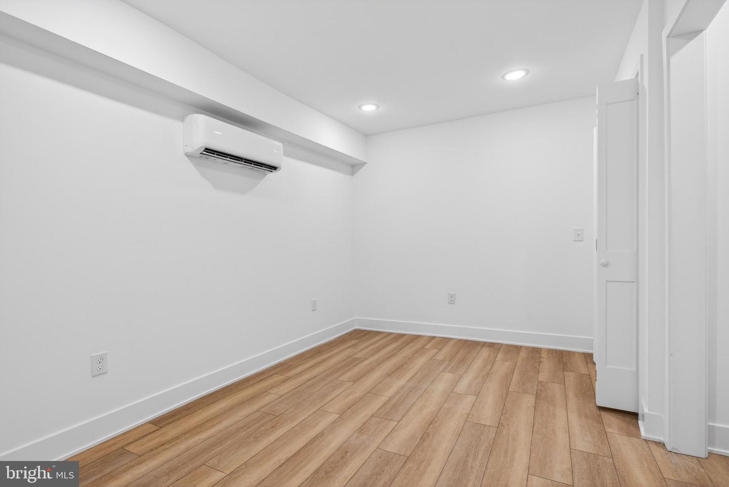 5121 Malcolm St #a Property Photo 7