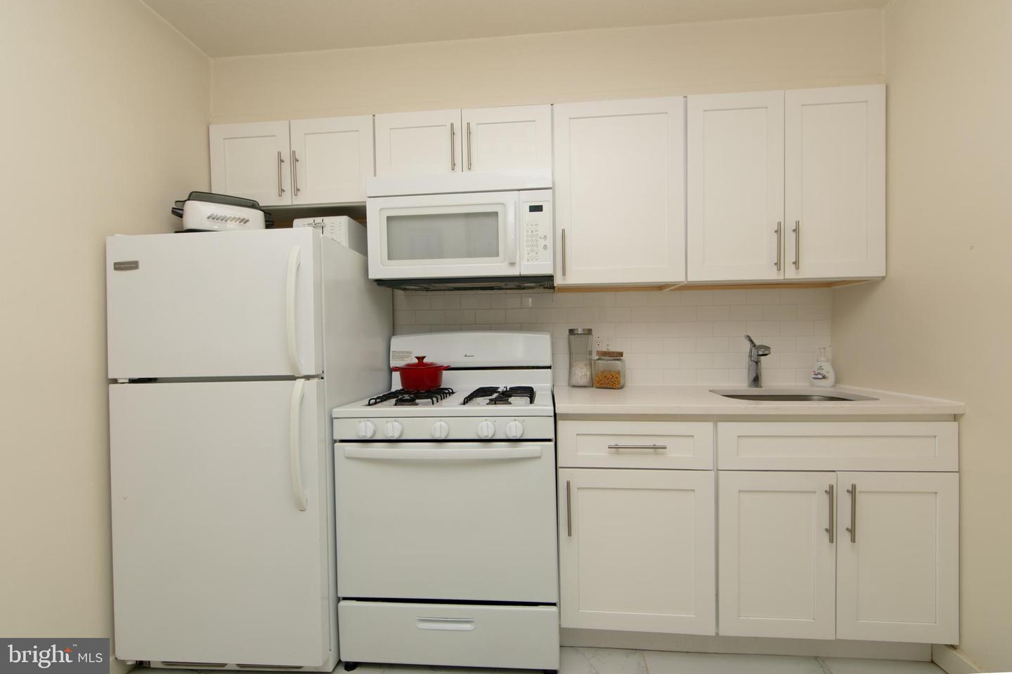 604-36 S Washington Sq #306 Property Photo 22