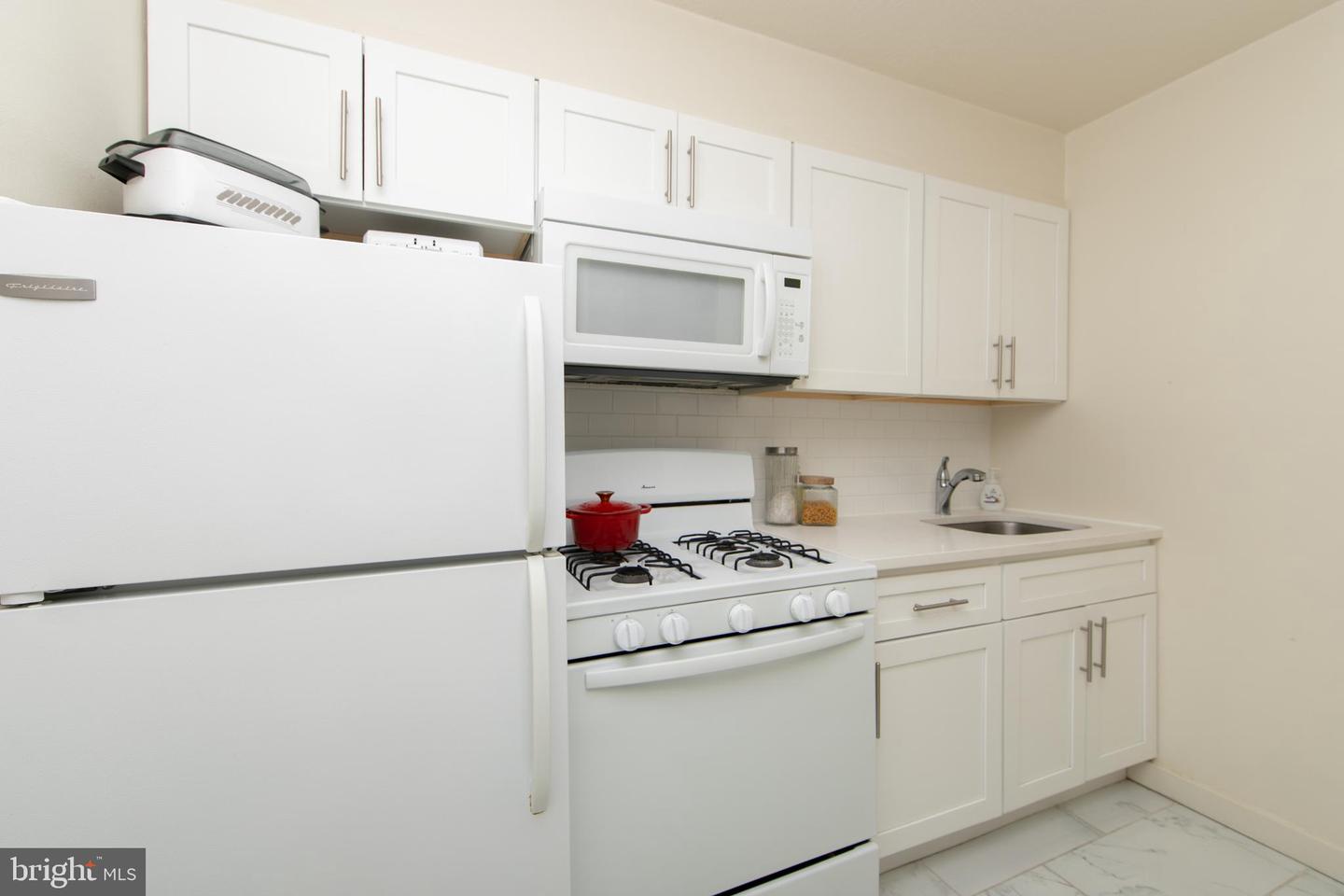 604-36 S Washington Sq #306 Property Photo 24