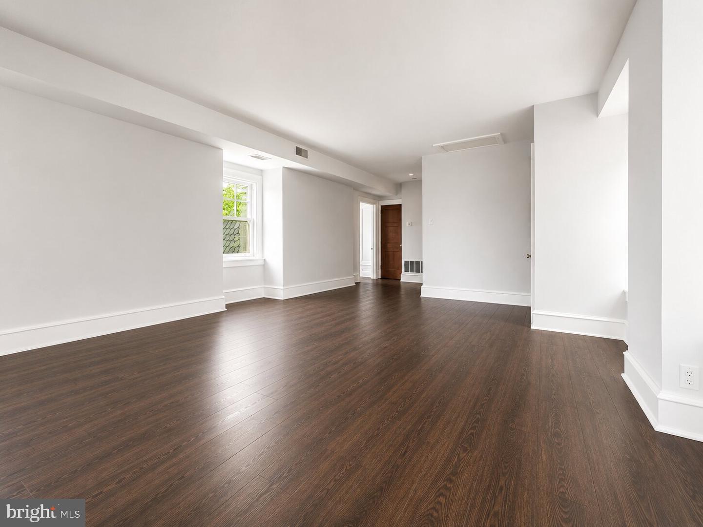 186 W Queen Ln #3rd Floor Property Photo 6