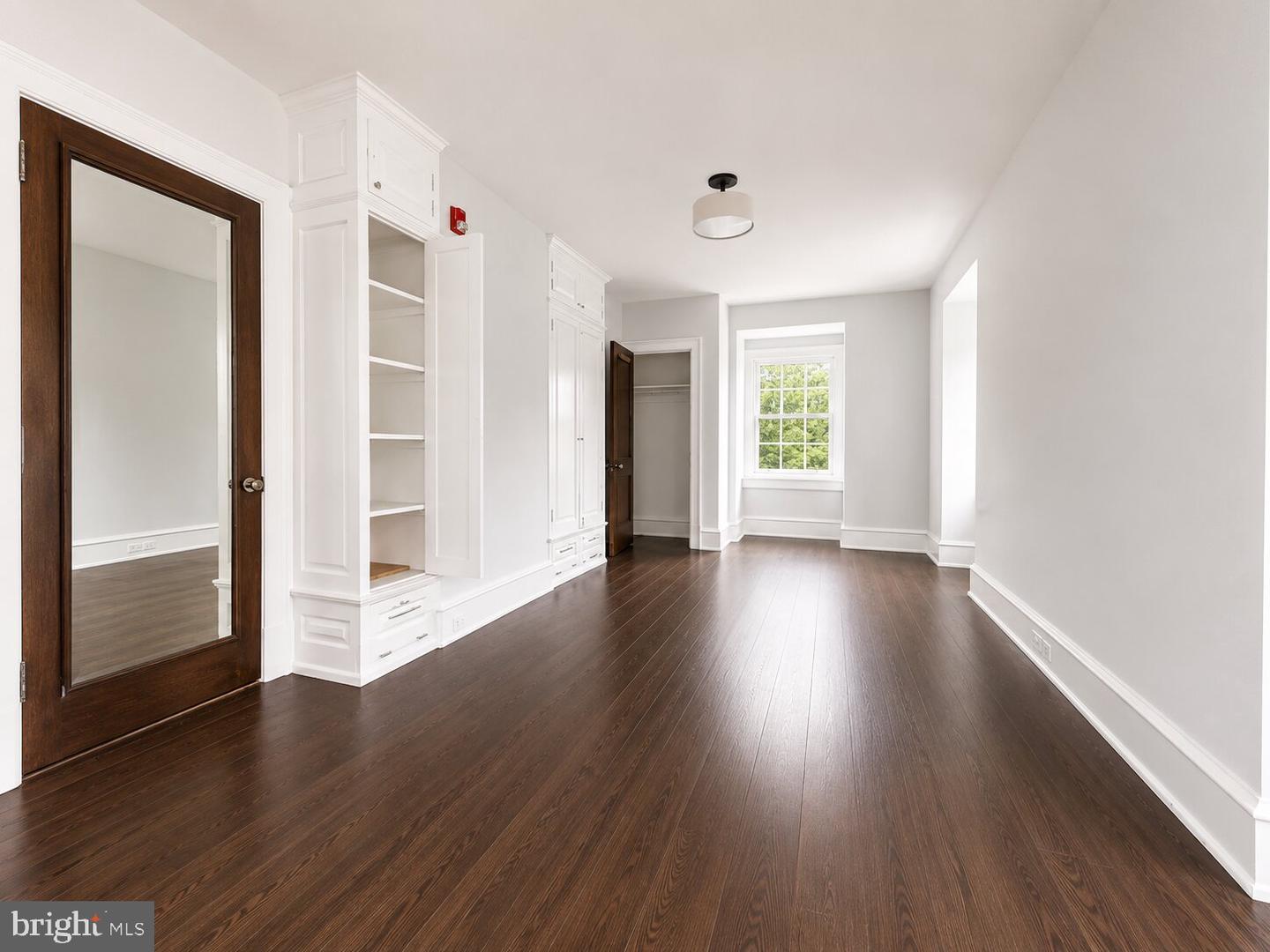 186 W Queen Ln #3rd Floor Property Photo 8