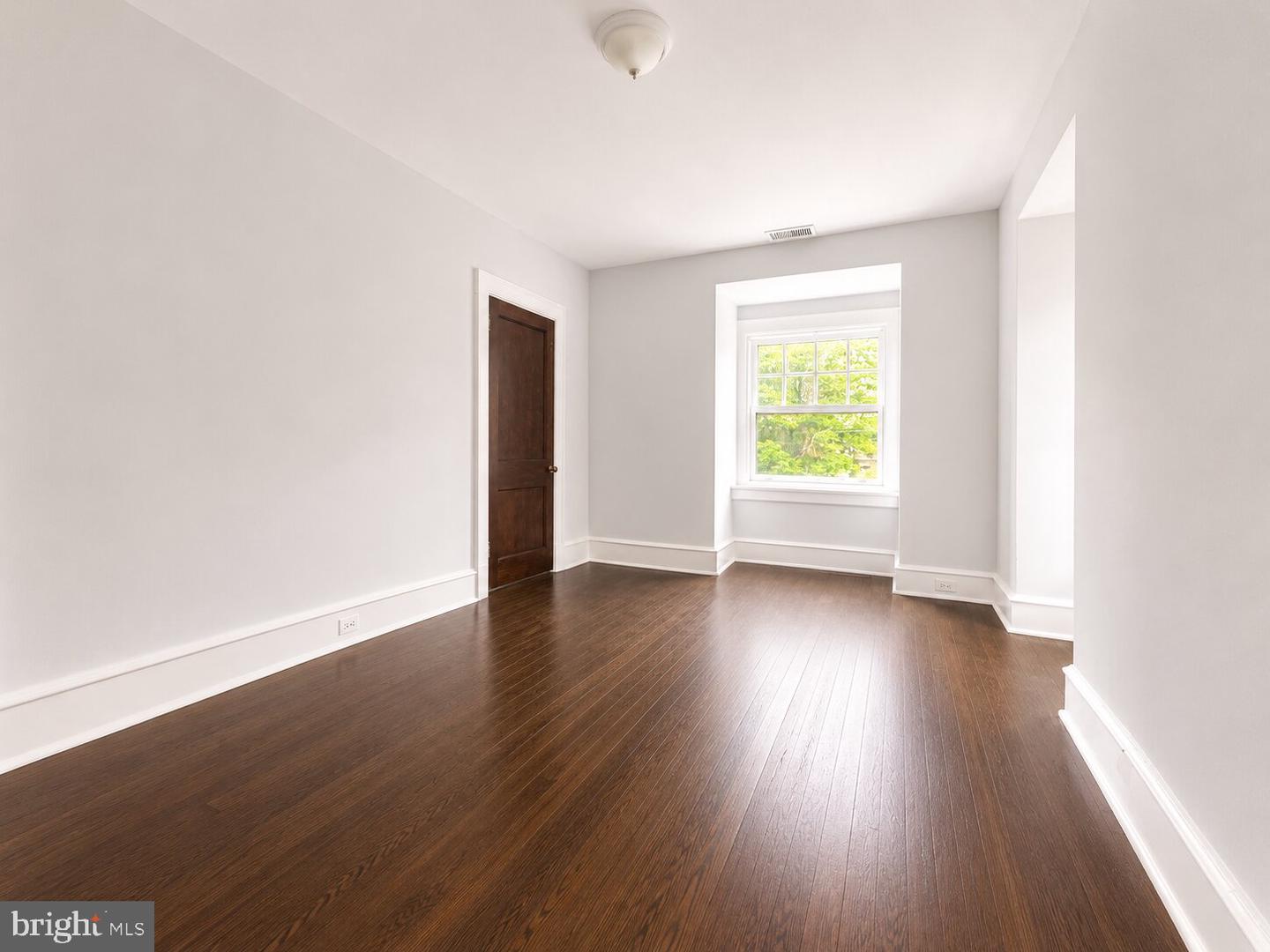 186 W Queen Ln #3rd Floor Property Photo 12