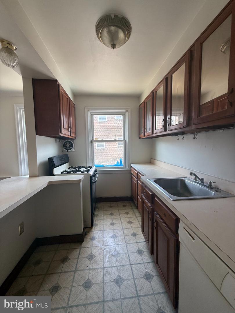 4218 Loring St Property Photo 5