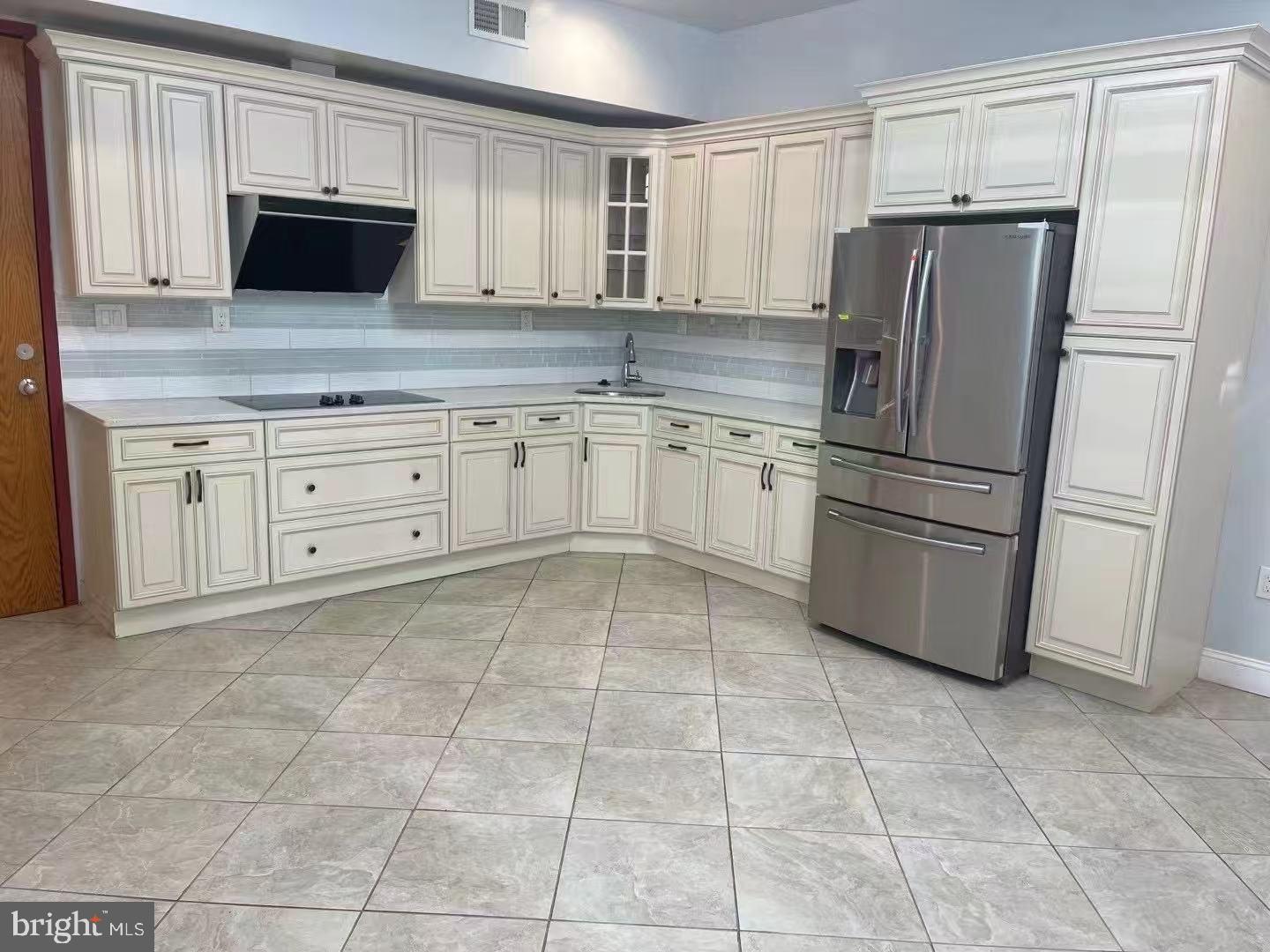926-28 Race St #4c Property Photo 6