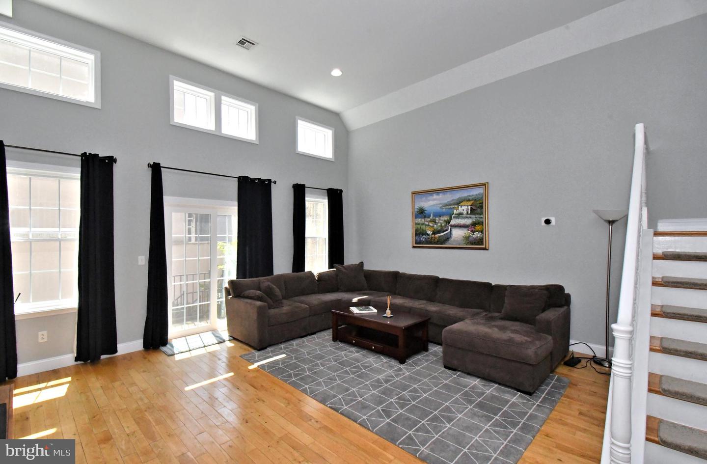 919 N American St Property Photo 6