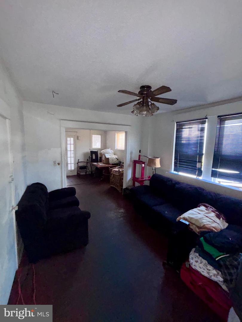 5961 N Leithgow St Property Photo 9