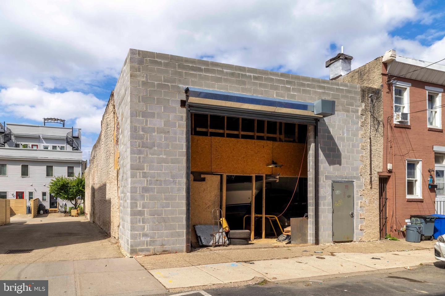 2009-11 E YORK ST Property Photo 1
