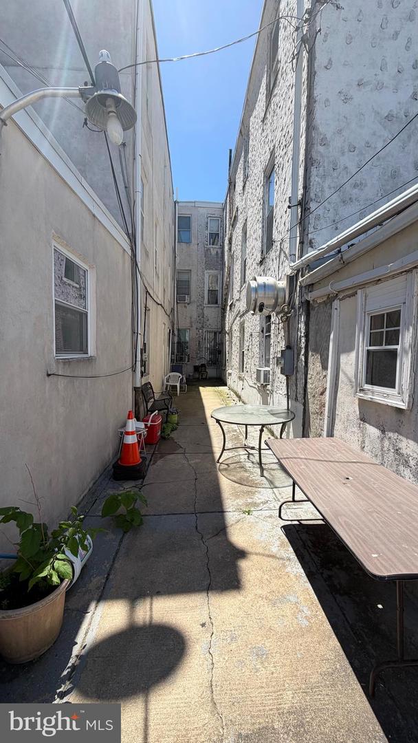 1517-17 Christian St Property Photo 3