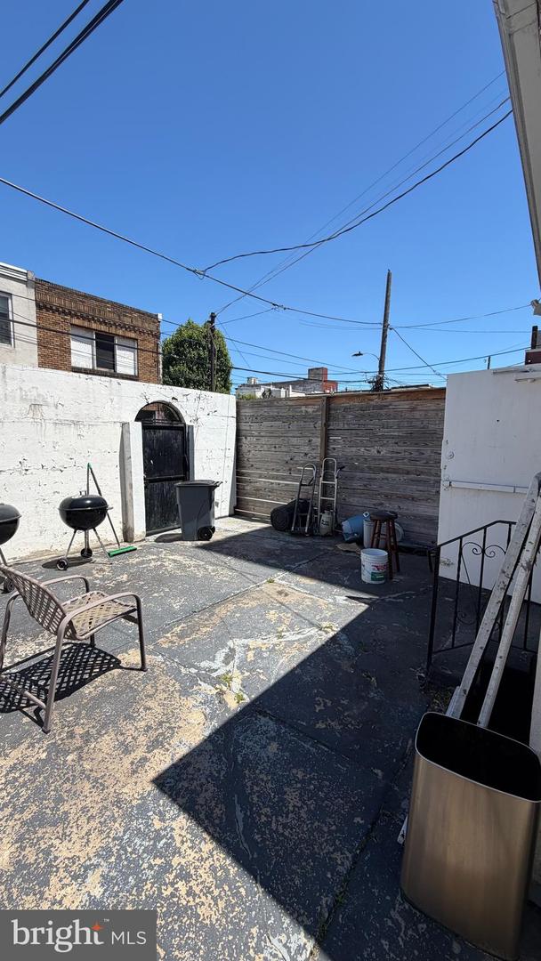 1517-17 Christian St Property Photo 4