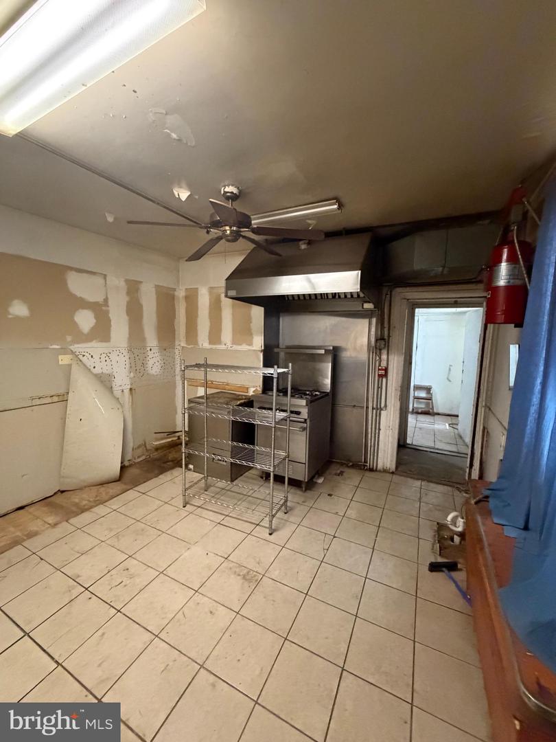 1517-17 Christian St Property Photo 26