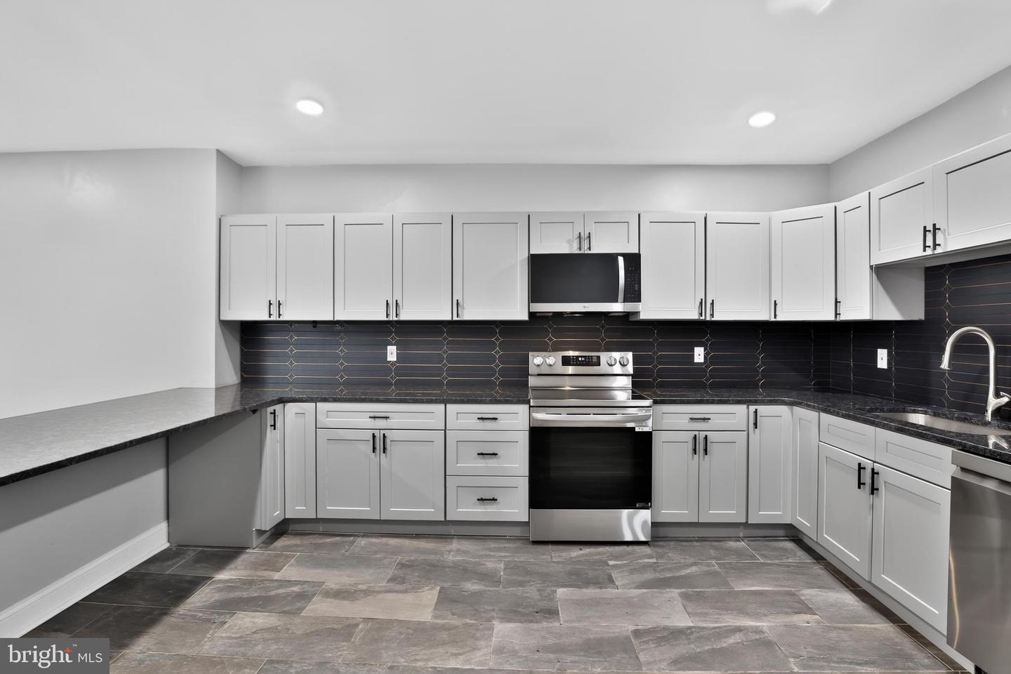 182 Dupont St Property Photo 3