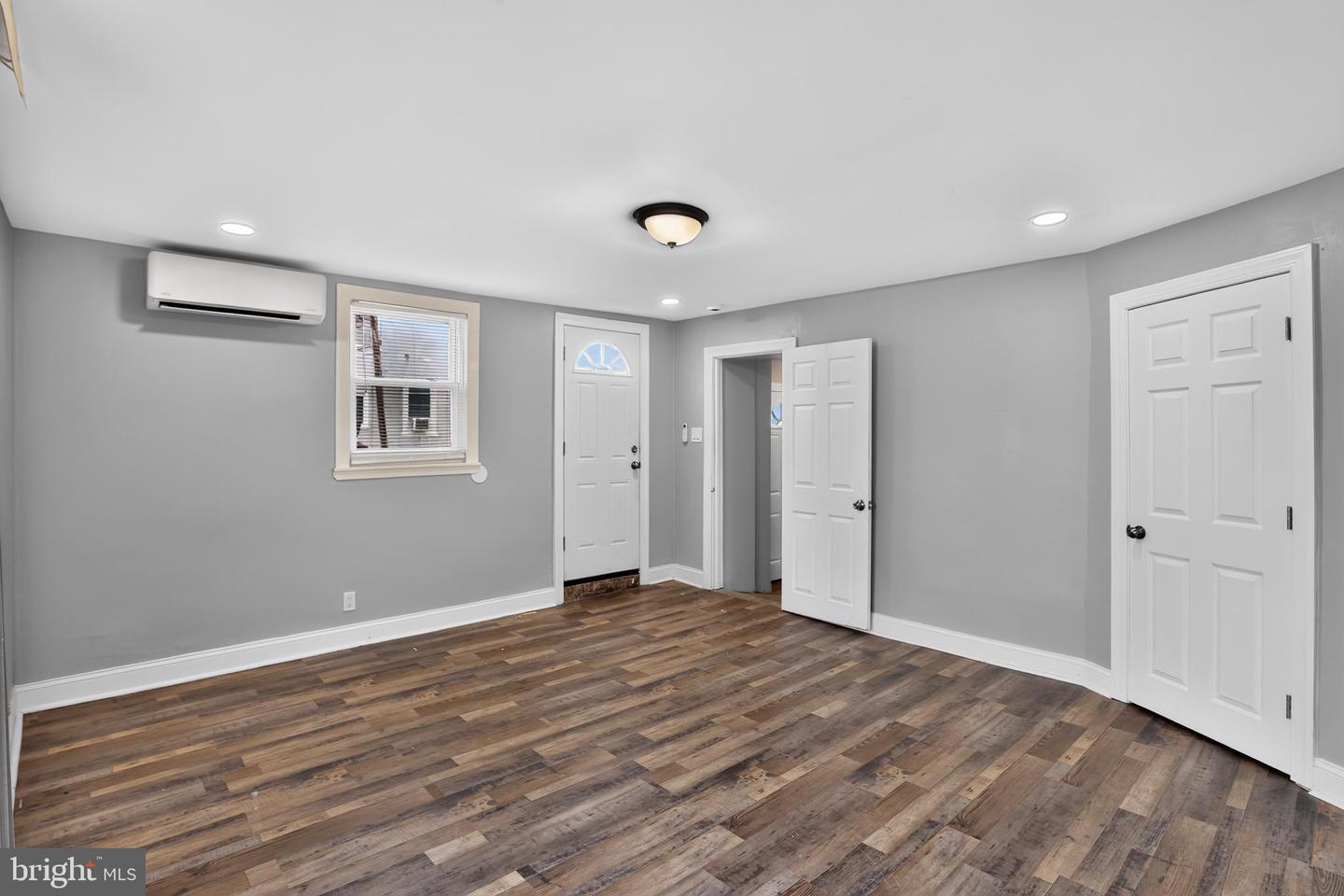 182 Dupont St Property Photo 6