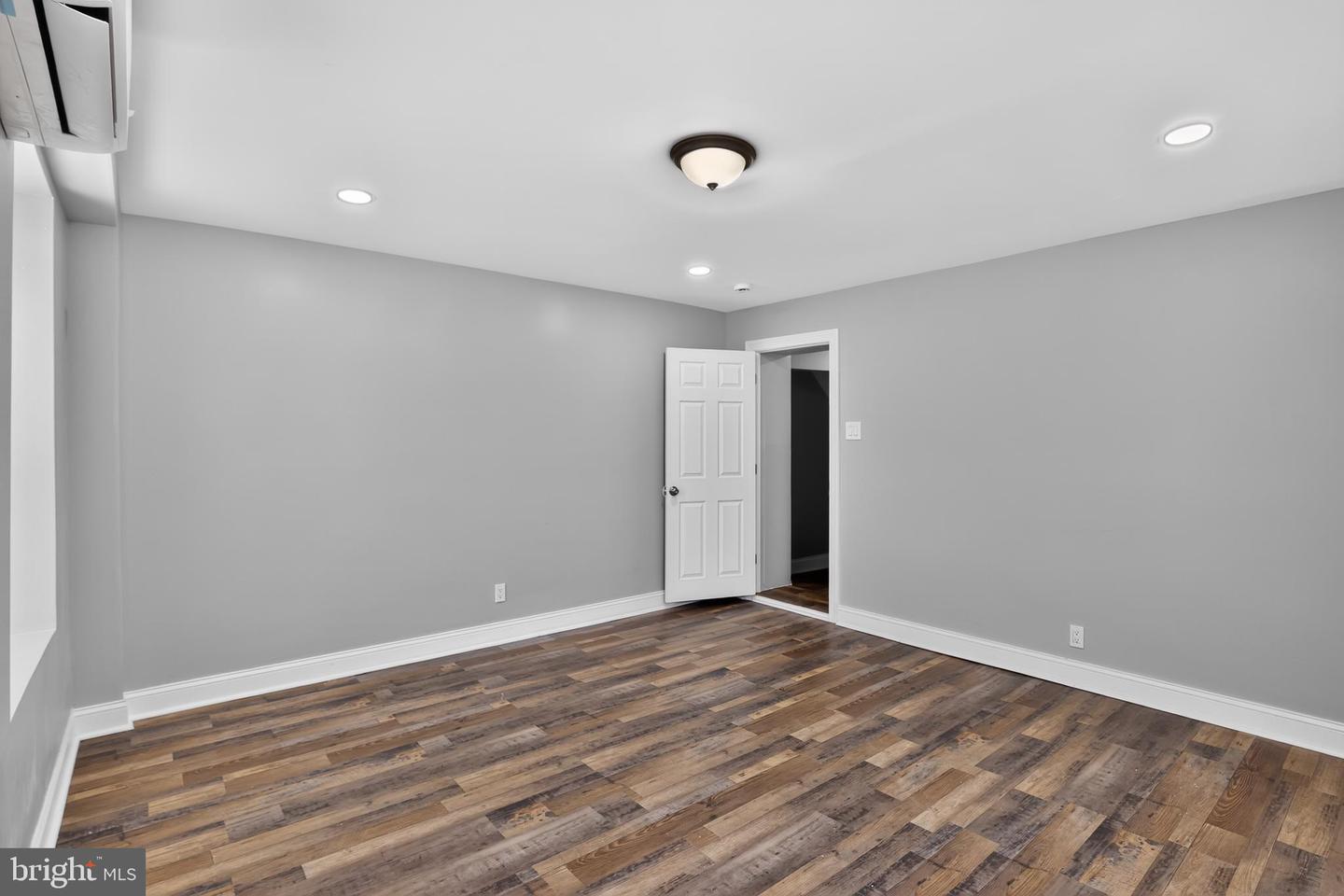 182 Dupont St Property Photo 9