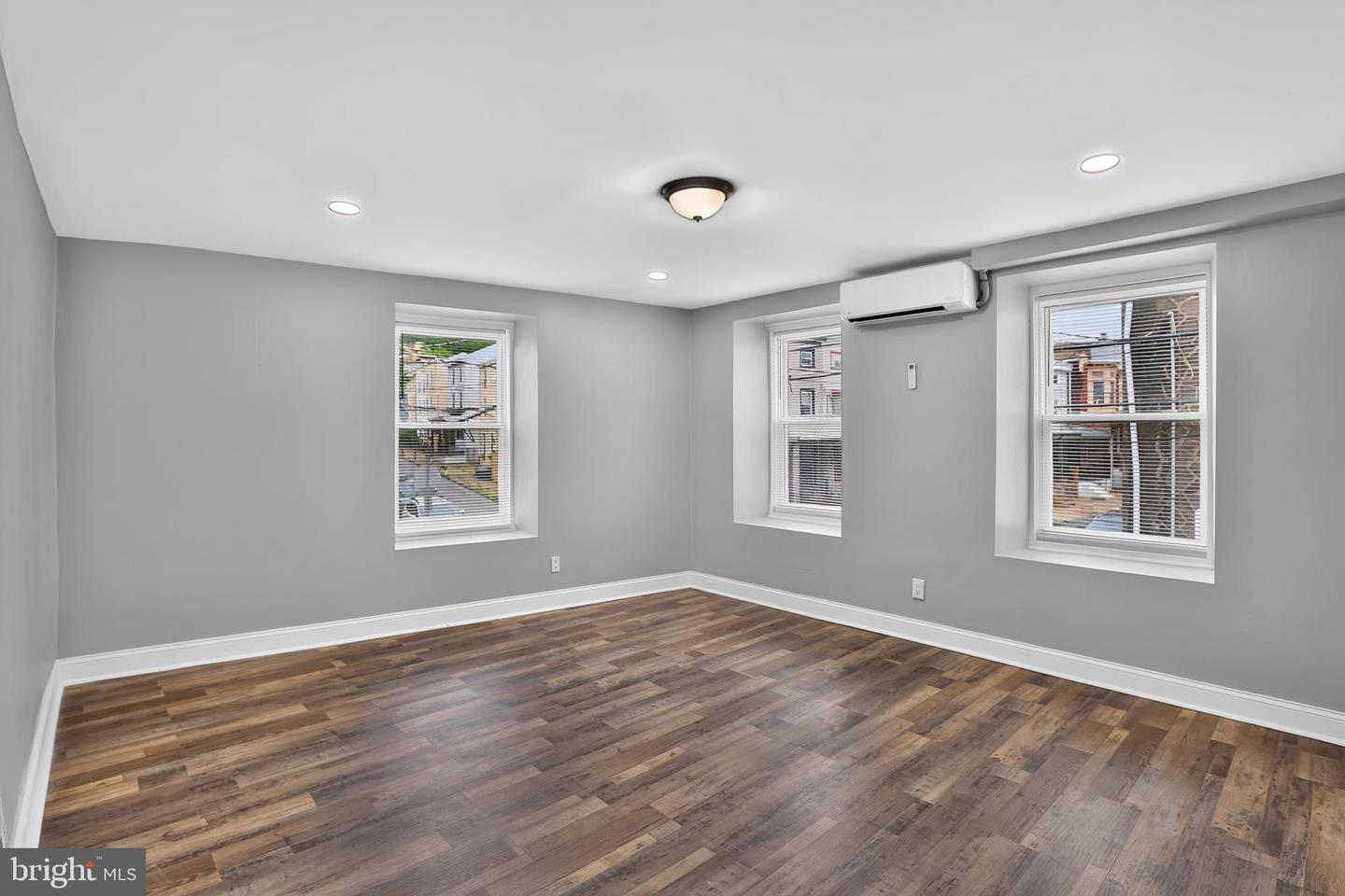 182 Dupont St Property Photo 13