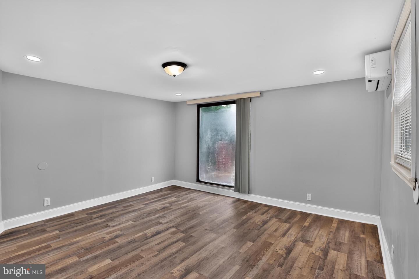 182 Dupont St Property Photo 14
