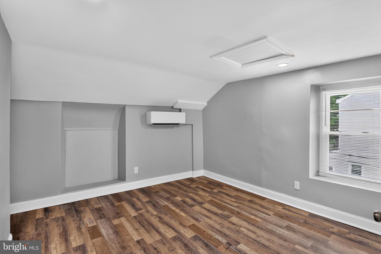 182 Dupont St Property Photo 16