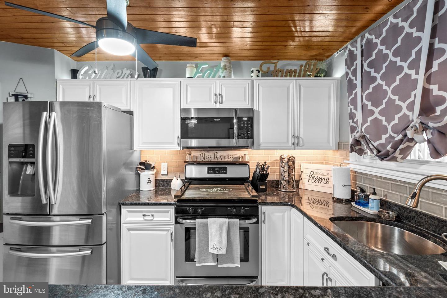 6237 Montague St Property Photo 8