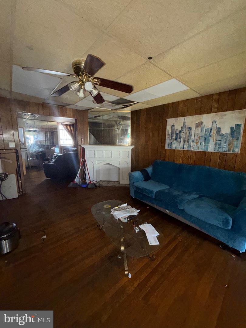 1806 72nd Ave Property Photo 3