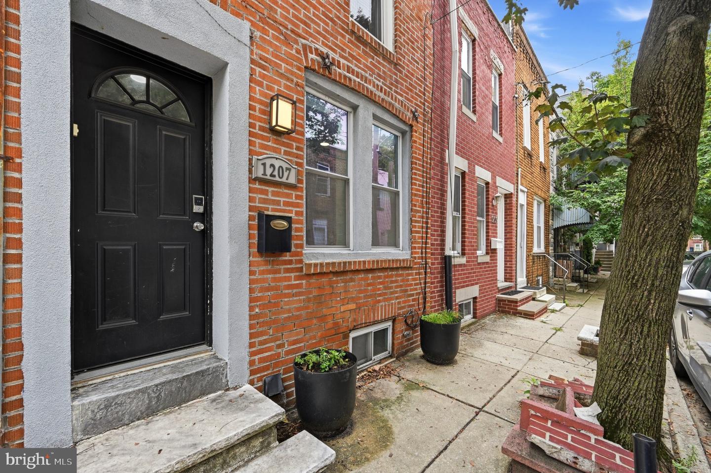 1207 S MARSHALL ST Property Photo 1