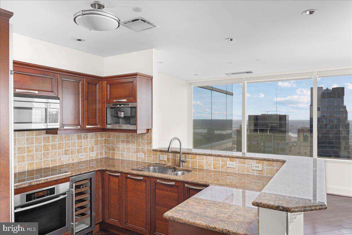 50 S 16th St #4010 Property Photo 3