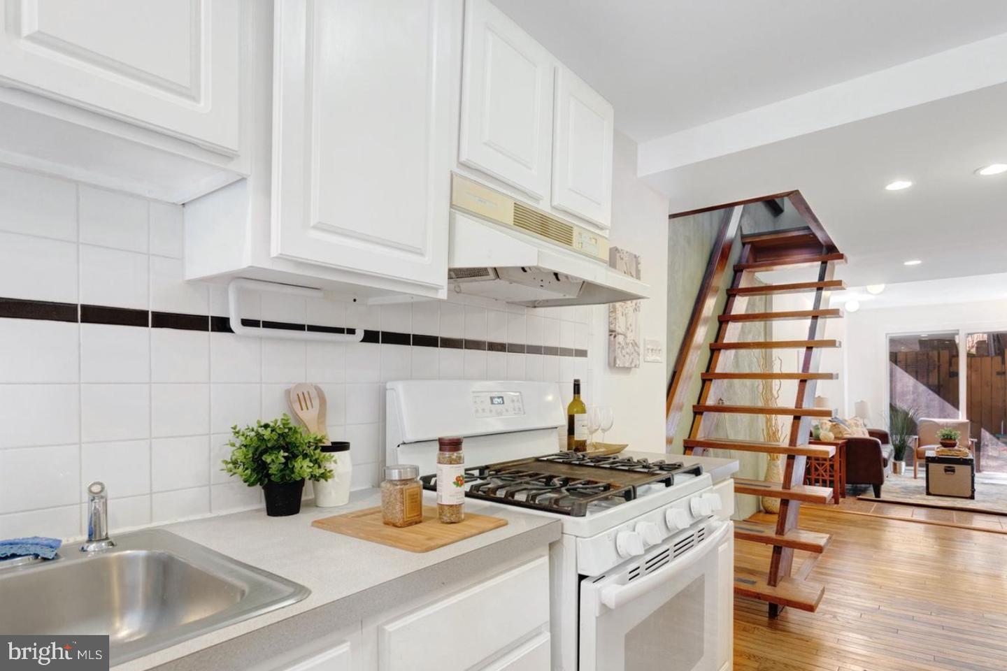 1036 Montrose St Property Photo 3
