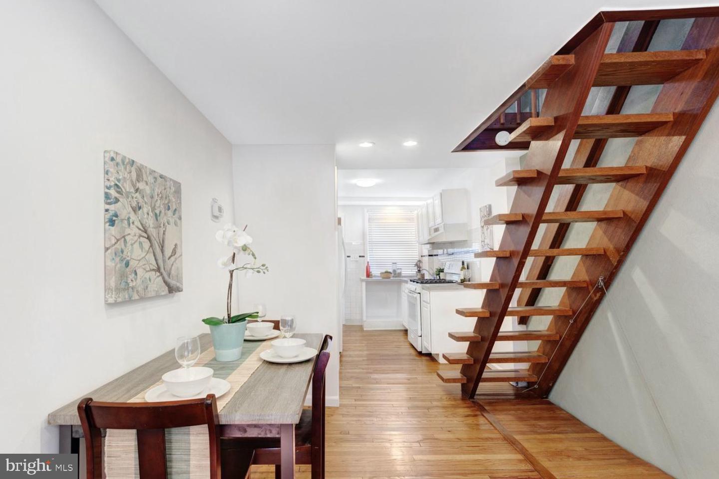 1036 Montrose St Property Photo 4