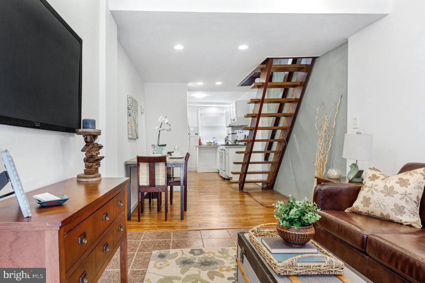 1036 Montrose St Property Photo 7