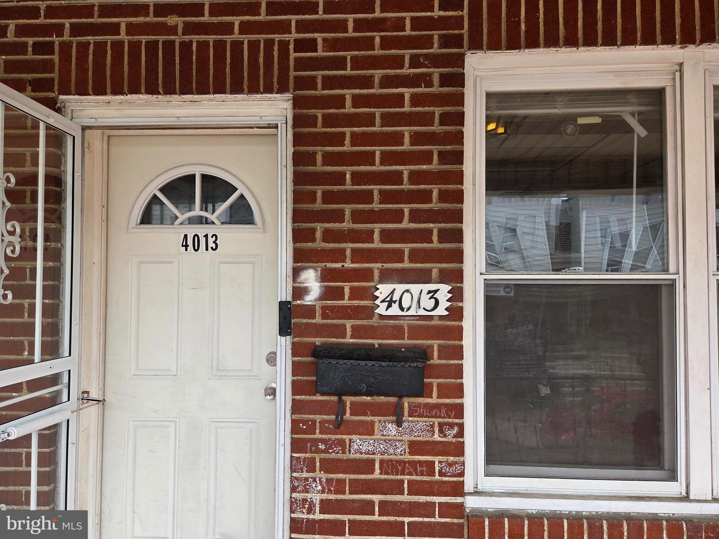 4013 Creston St Property Photo 2