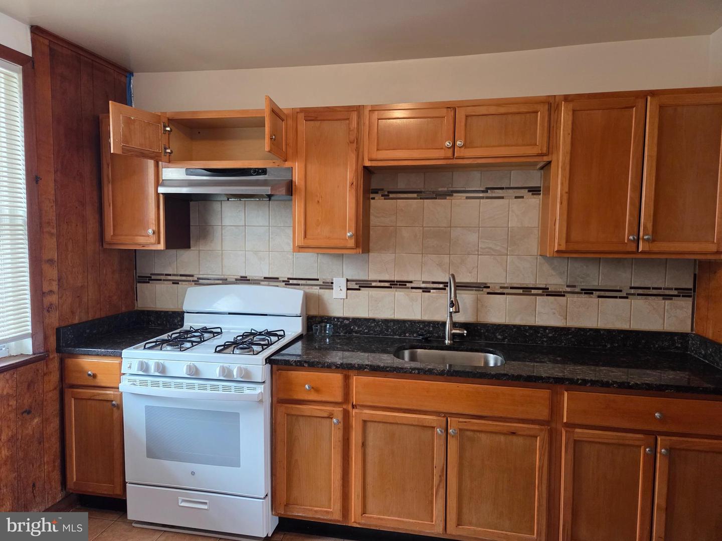 4013 Creston St Property Photo 4