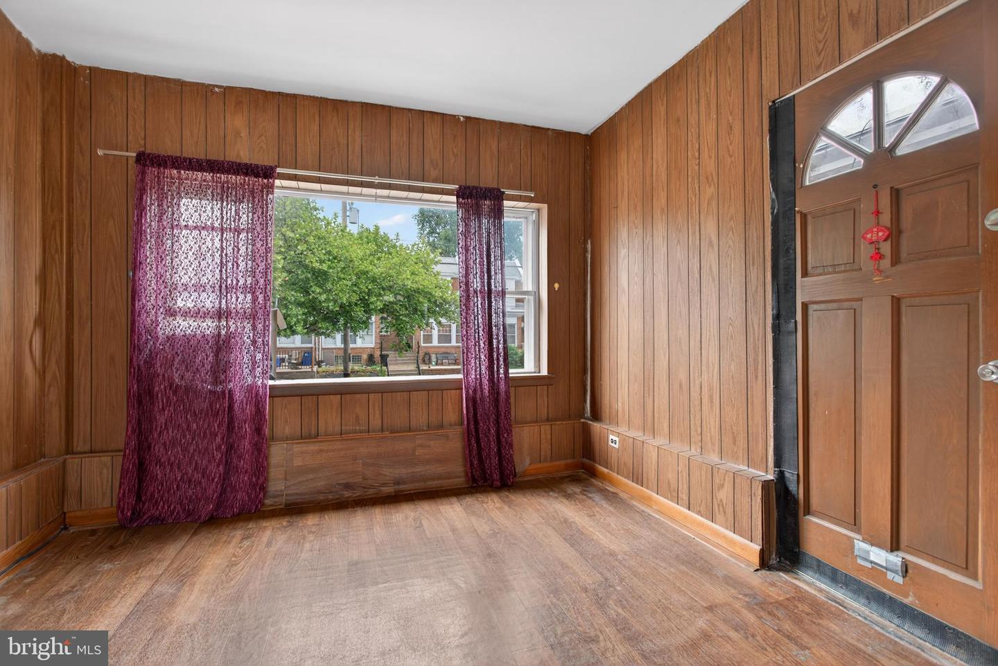 5341 Large St Property Photo 3