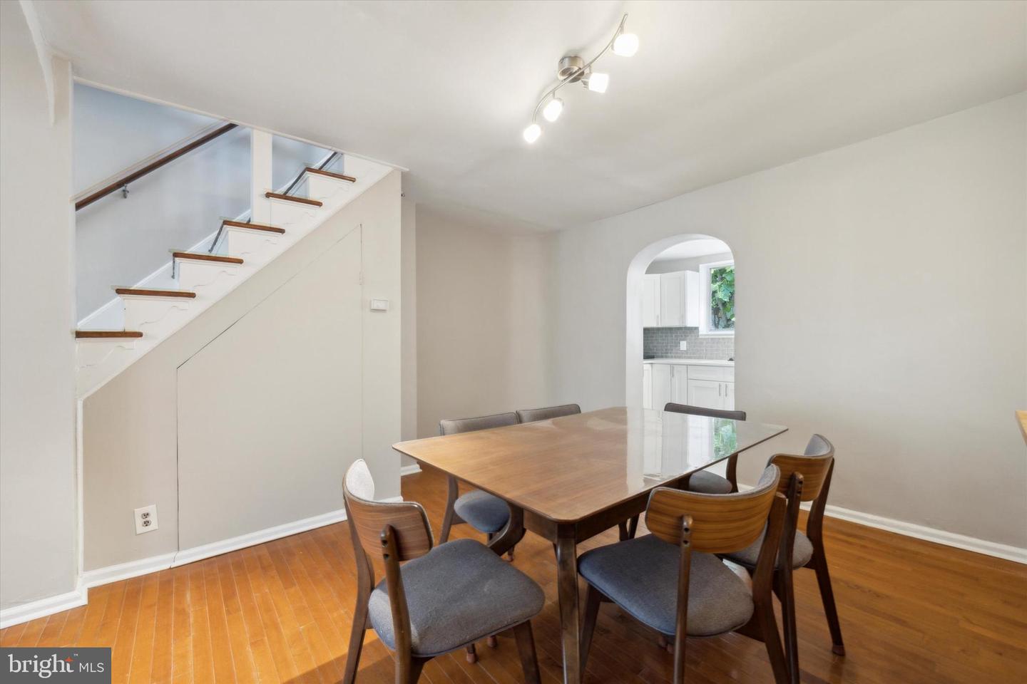 933 League St Property Photo 4