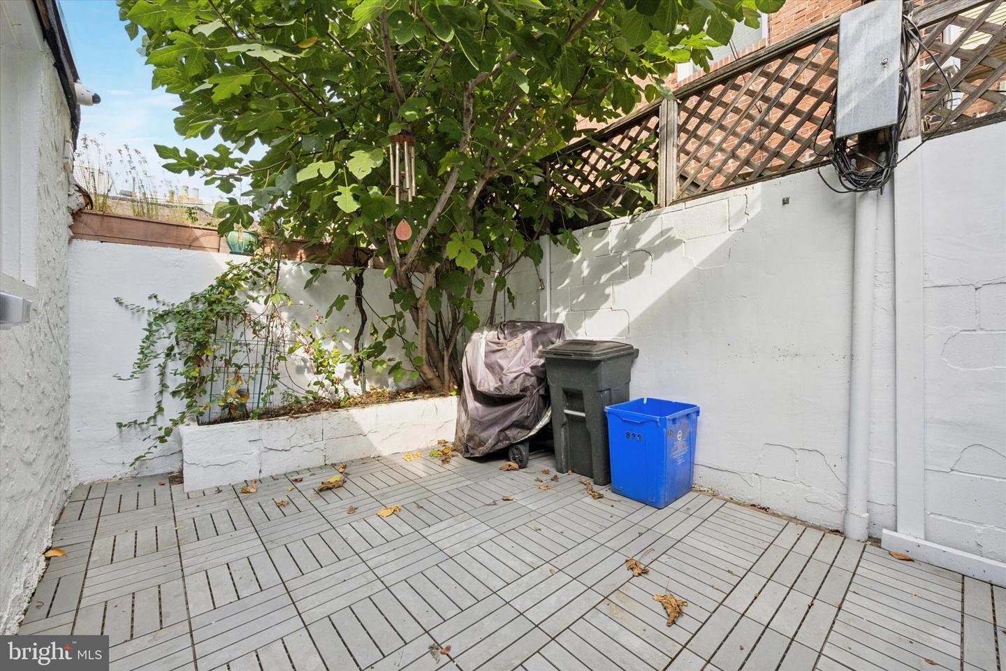 933 League St Property Photo 15
