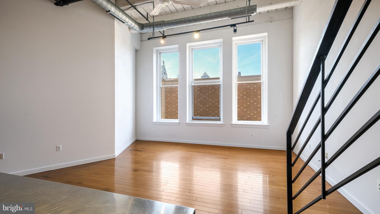 1027 Arch St #407 Property Photo 10