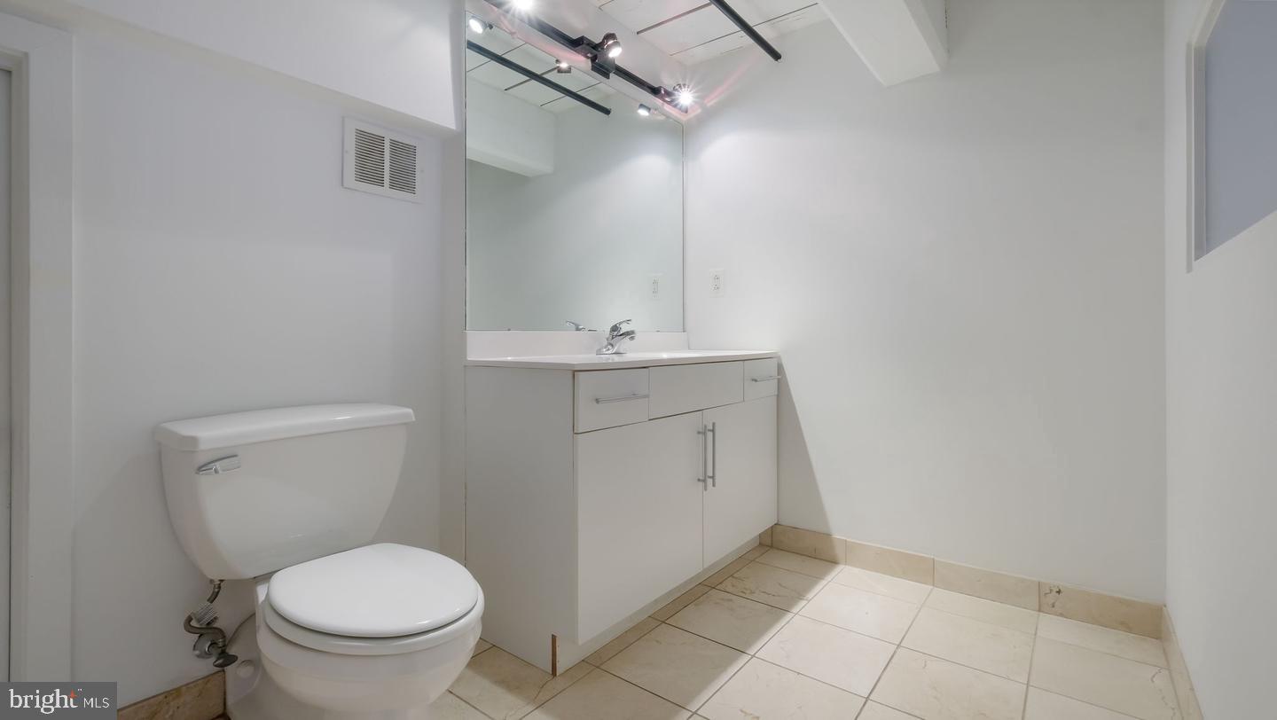 1027 Arch St #407 Property Photo 16