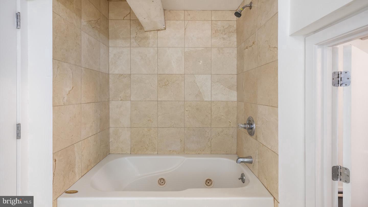 1027 Arch St #407 Property Photo 17