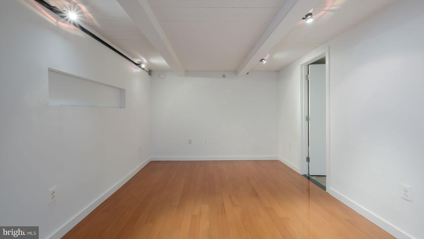 1027 Arch St #407 Property Photo 24