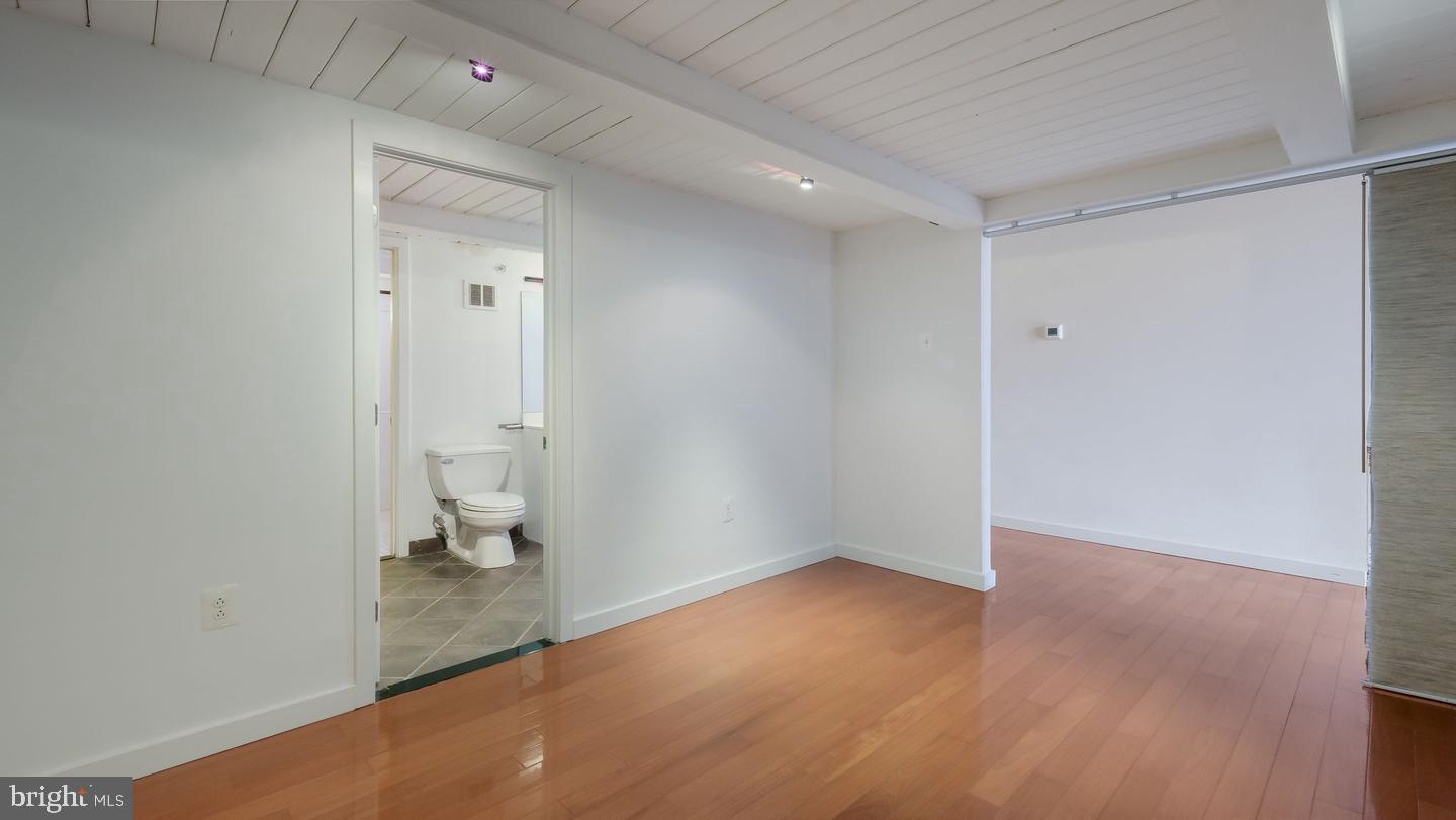 1027 Arch St #407 Property Photo 25